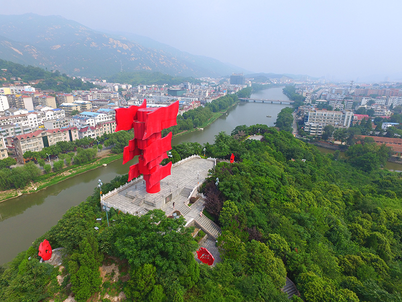 河南省信陽(yáng)市新縣鄂豫皖蘇區(qū)首府革命博物館附近的英雄山八面紅旗雕塑。